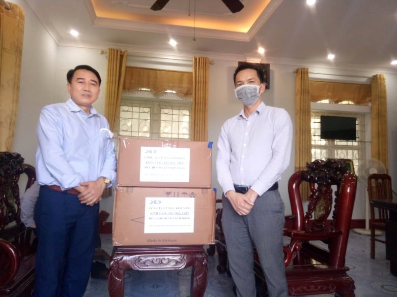 Thầy và trò trườngTHPT Đức Hợp tiếp nhận quà tặng phòng dịch CoVid - 19.
