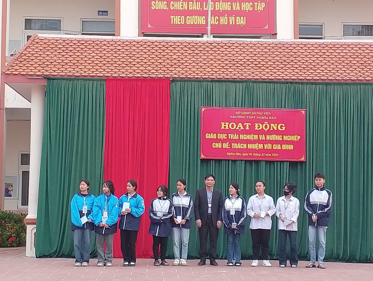 HỌC SINH TRƯỜNG THPT NGHĨA DÂN VỚI HOẠT ĐỘNG GIÁO DỤC TRẢI NGHIỆM VÀ HƯỚNG NGHIỆP THÁNG 12 CHỦ ĐỀ: “TRÁCH NHIỆM VỚI GIA ĐÌNH”