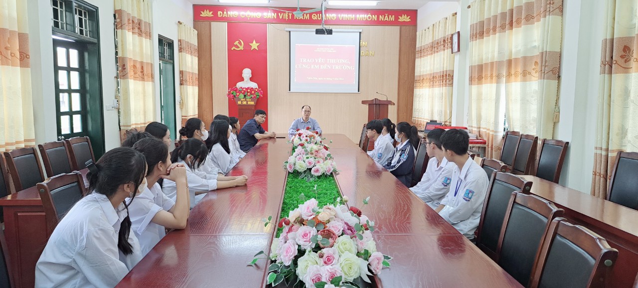CHƯƠNG TRÌNH   “TRAO  YÊU THƯƠNG, CÙNG EM ĐẾN TRƯỜNG”  CỦA TRƯỜNG THPT NGHĨA DÂN