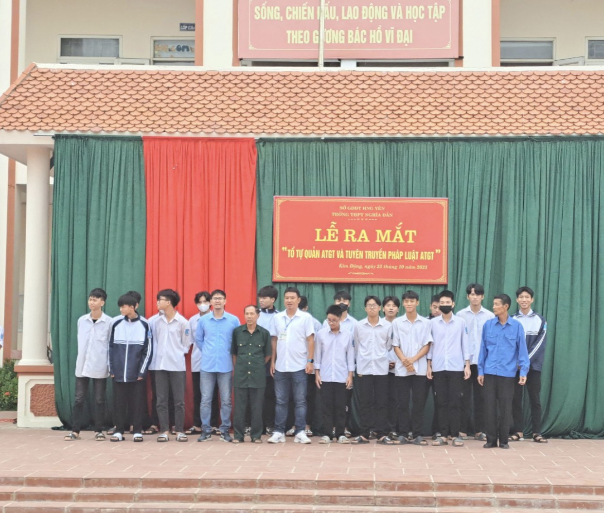 TRƯỜNG THPT NGHĨA DÂN TỔ CHỨC LỄ RA MẮT “TỔ TỰ QUẢN AN TOÀN GIAO THÔNG”