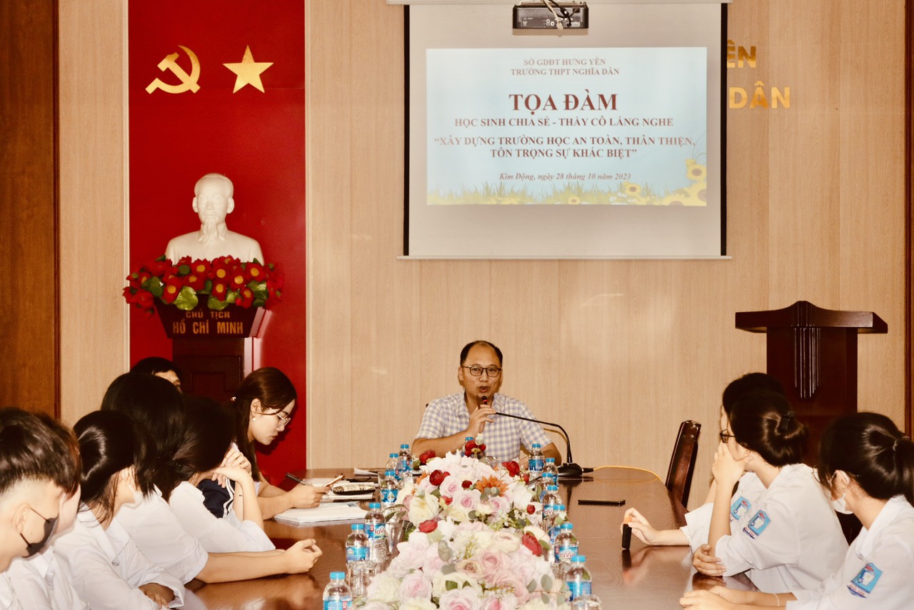 TRƯỜNG THPT NGHĨA DÂN TỔ CHỨC TỌA ĐÀM   “HỌC SINH CHIA SẺ, THẦY CÔ LẮNG NGHE - XÂY DỰNG TRƯỜNG HỌC AN TOÀN, THÂN THIỆN, TÔN TRỌNG SỰ KHÁC BIỆT ”
