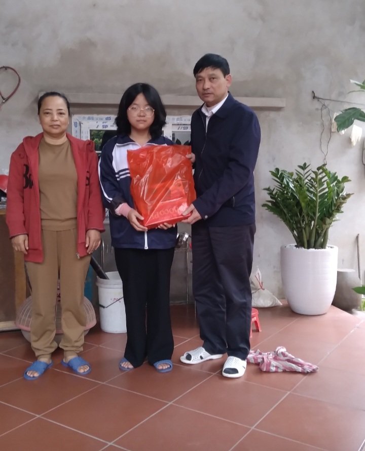 TRƯỜNG THPT NGHĨA DÂN “TRAO YÊU THƯƠNG” CHO NHỮNG HỌC SINH CÓ HOÀN CẢNH KHÓ KHĂN NHÂN DỊP XUÂN GIÁP THÌN 2024