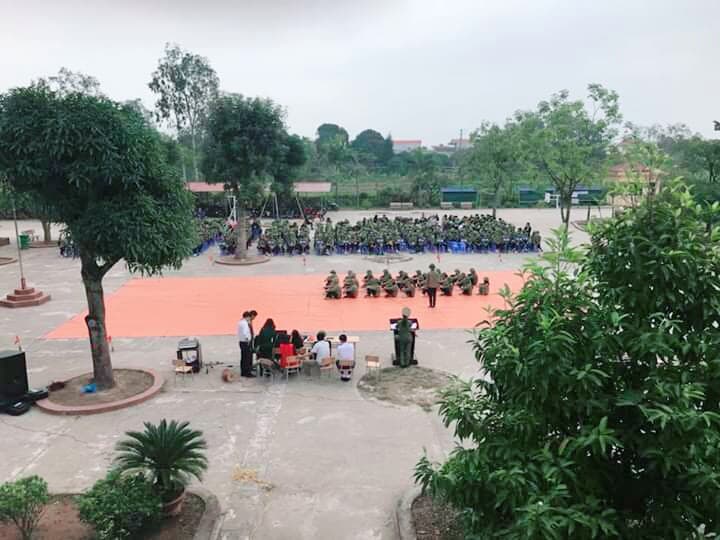 MỘT NGÀY LÀM CHIẾN SĨ  CỦA HƠN 600 HỌC SINH TRƯỜNG THPT NGHĨA DÂN