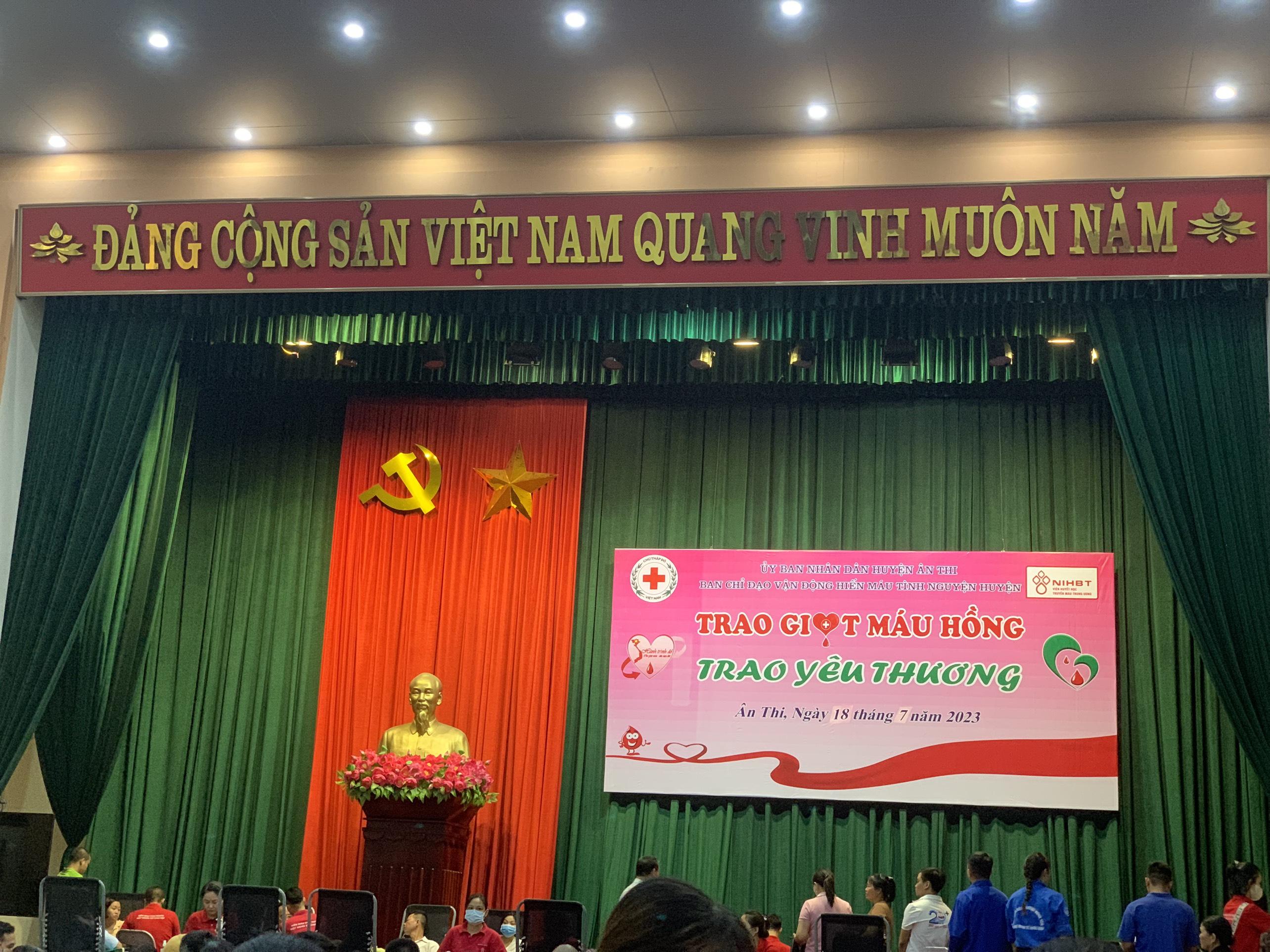 CÁN BỘ, GIÁO VIÊN TRƯỜNG THPT ÂN THI THAM GIA HIẾN MÁU TÌNH NGUYỆN ĐỢT 2 NĂM 2023
