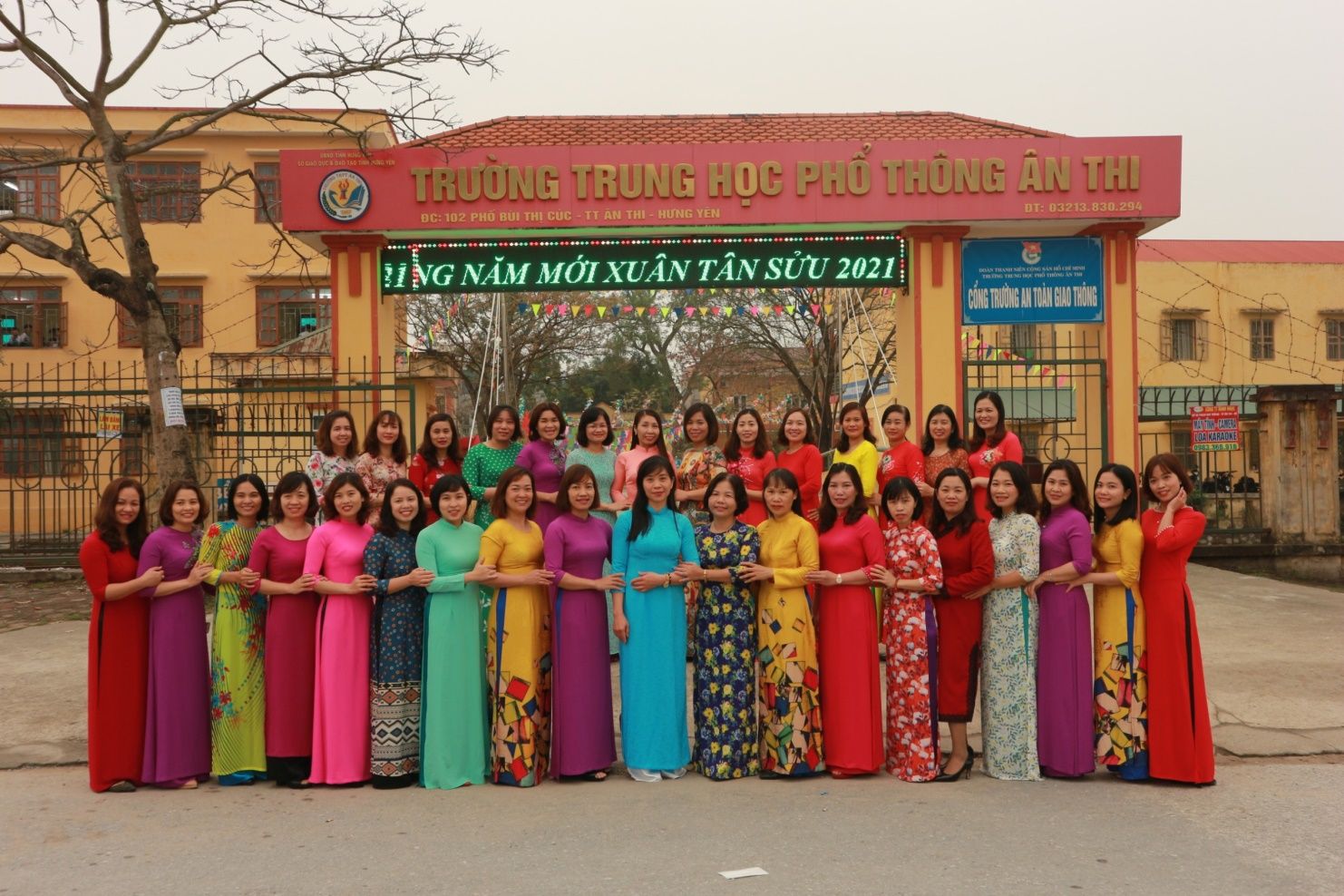 NỮ CÁN BỘ GIÁO VIÊN TRƯỜNG THPT ÂN THI HƯỞNG ỨNG “TUẦN LỄ ÁO DÀI” NĂM 2021.