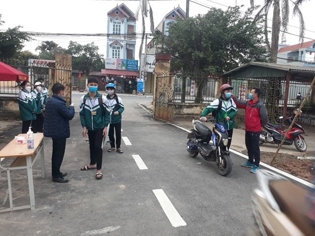 HỌC SINH TRƯỜNG THPT ÂN THI VUI MỪNG TRỞ LẠI HỌC TRỰC TIẾP TẠI TRƯỜNG