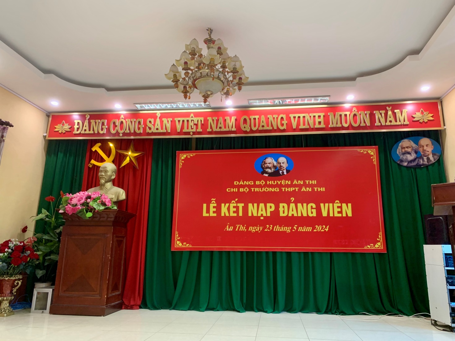 CHI BỘ TRƯỜNG THPT ÂN THI KẾT NẠP 12 ĐẢNG VIÊN LÀ HỌC SINH ƯU TÚ