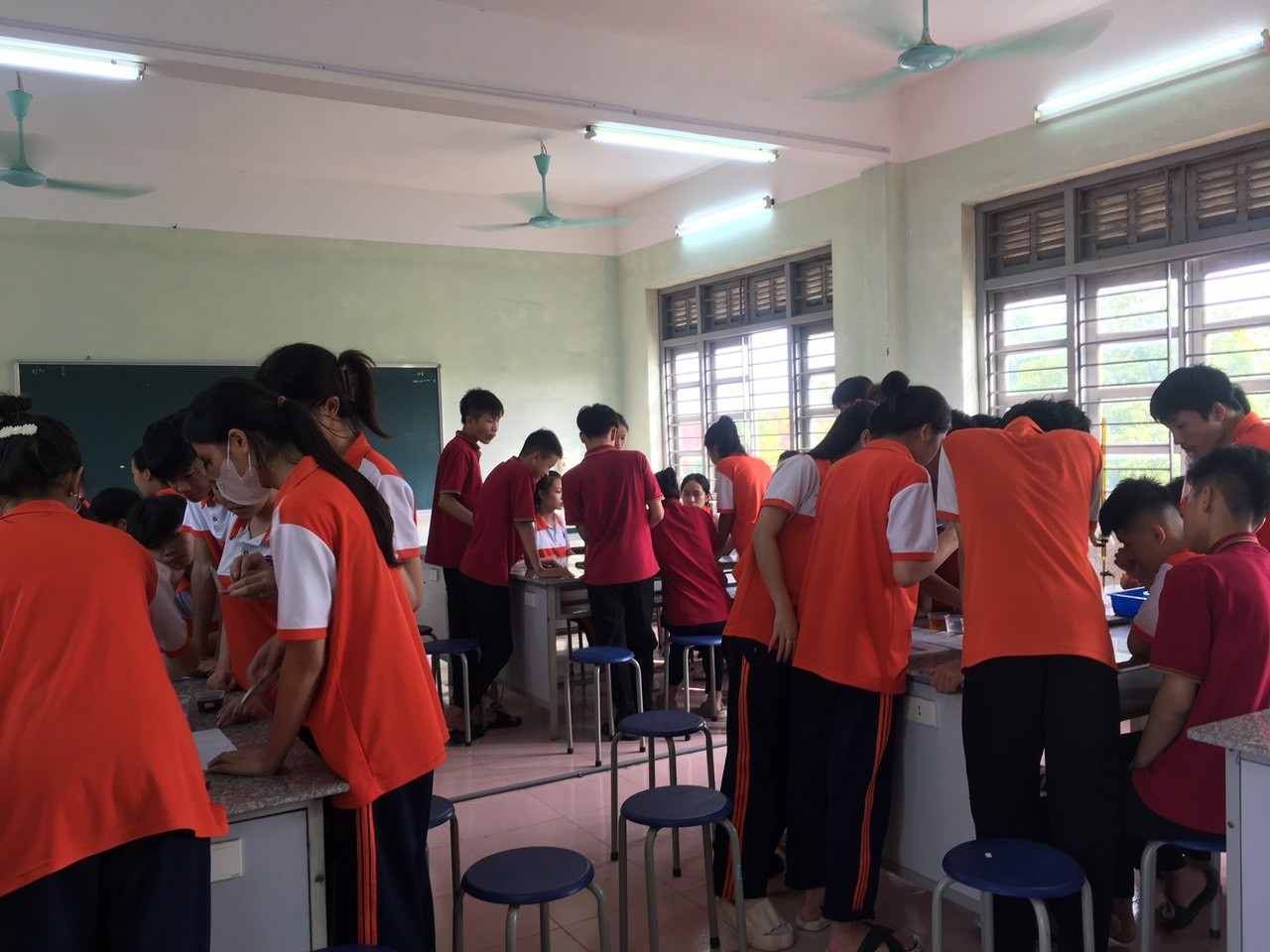 Trường THPT Minh Châu học lý thuyết đi đôi với thực hành đầy hứng thú