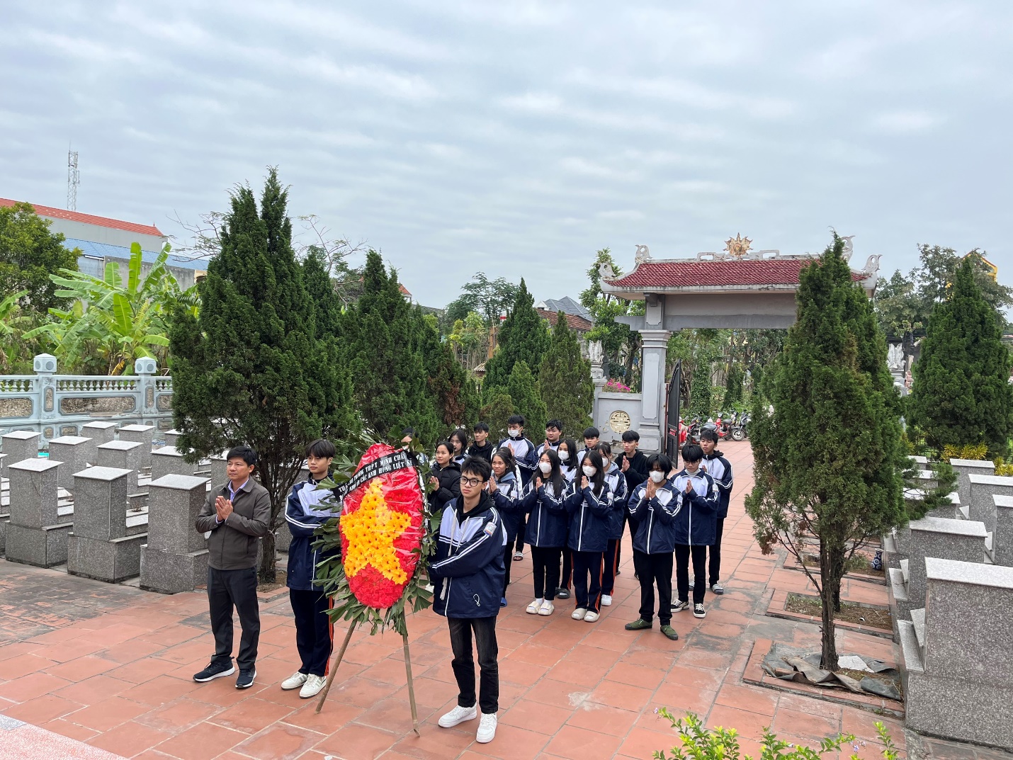 THẦY VÀ TRÒ TRƯỜNG THPT MINH CHÂU THẮP HƯƠNG, VIẾNG NGHĨA TRANG LIỆT SĨ NHÂN NGÀY THÀNH LẬP QUÂN ĐỘI NHÂN DÂN VIỆT NAM