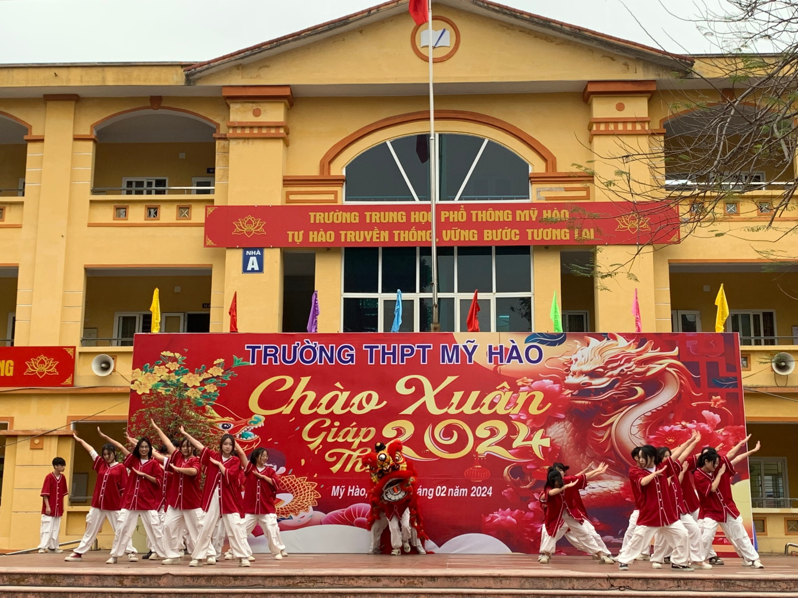 THPT MỸ HÀO - CHÀO XUÂN GIÁP THÌN 2024