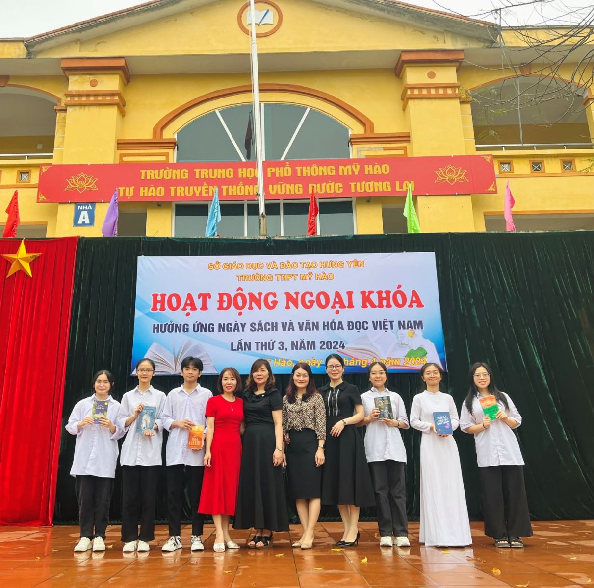 HỌC SINH TRƯỜNG THPT MỸ HÀO HƯỞNG ỨNG  NGÀY SÁCH VÀ VĂN HÓA ĐỌC VIỆT NAM