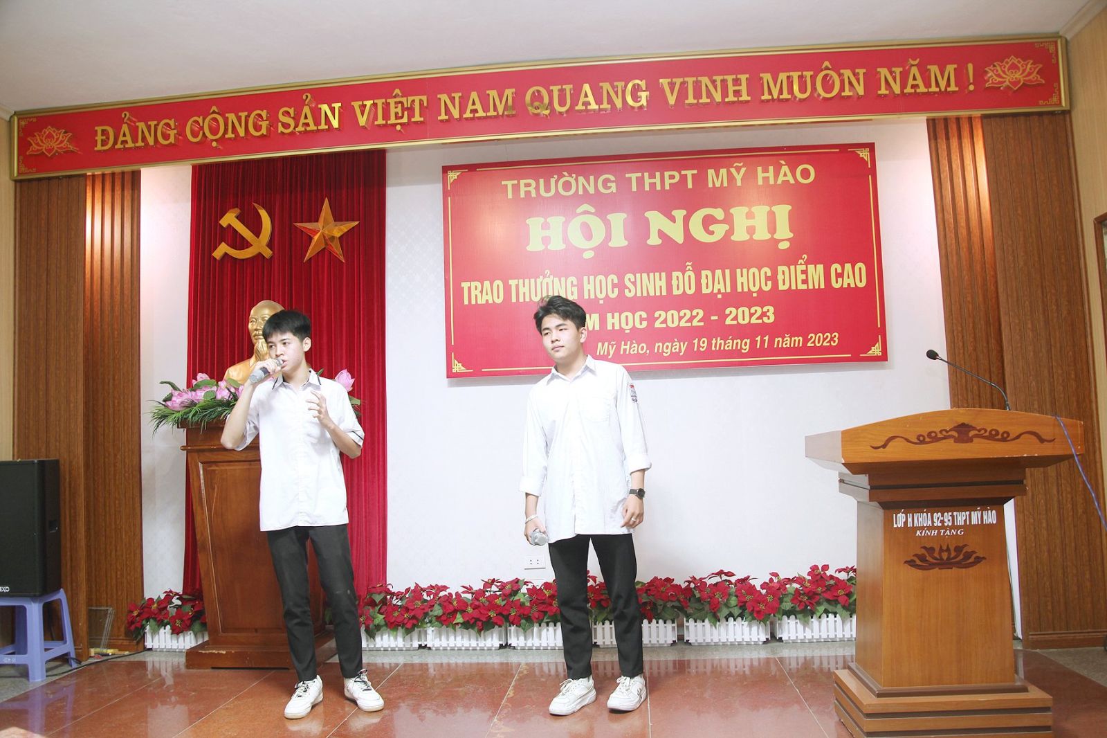 HỘI NGHỊ TRAO THƯỞNG HỌC SINH ĐỖ ĐẠI HỌC VỚI ĐIỂM SỐ CAO NĂM HỌC 2023-2024
