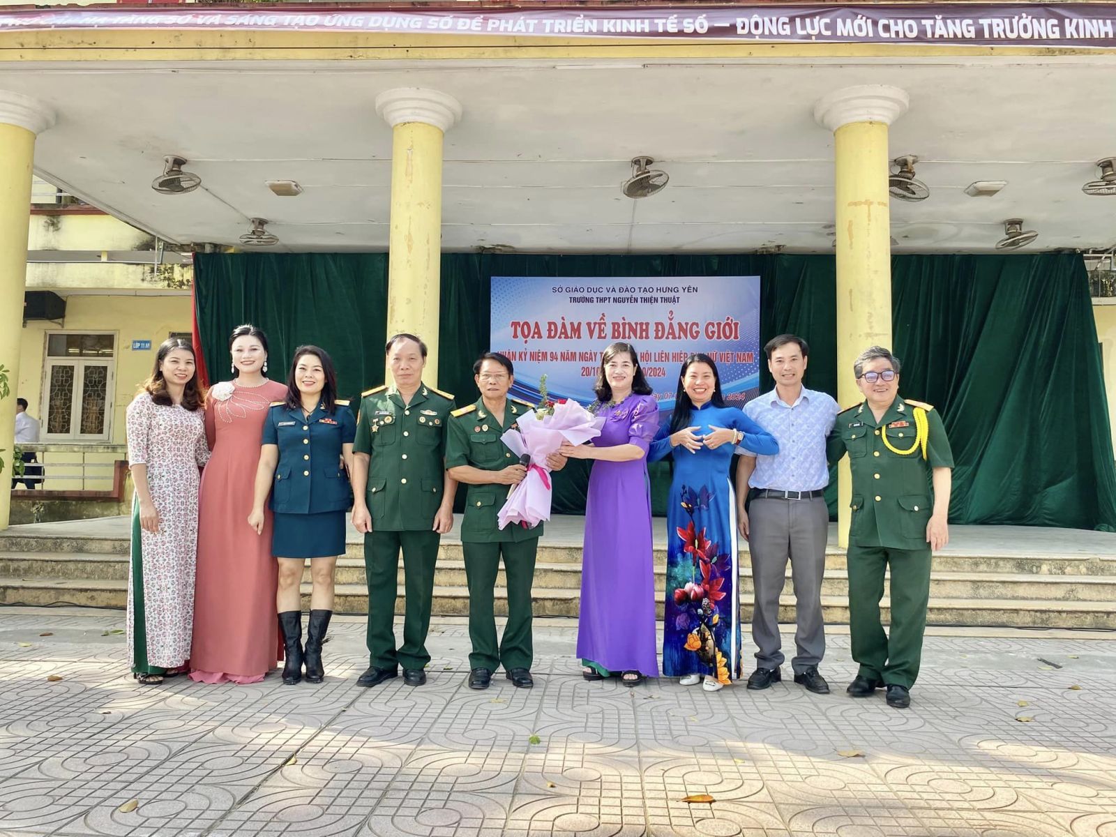 TỌA ĐÀM VỀ BÌNH ĐẲNG GIỚI TẠI TRƯỜNG THPT NGUYỄN THIỆN THUẬT