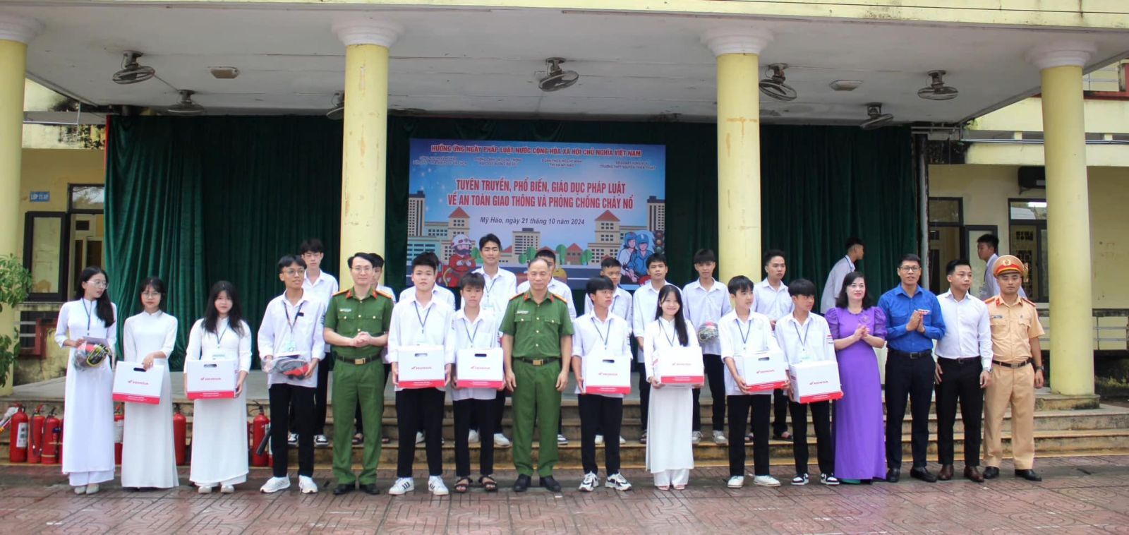 Tuyên truyền, phổ biến, giáo dục pháp luật về an toàn giao thông và phòng chống cháy nổ tại trường THPT Nguyễn Thiện Thuật