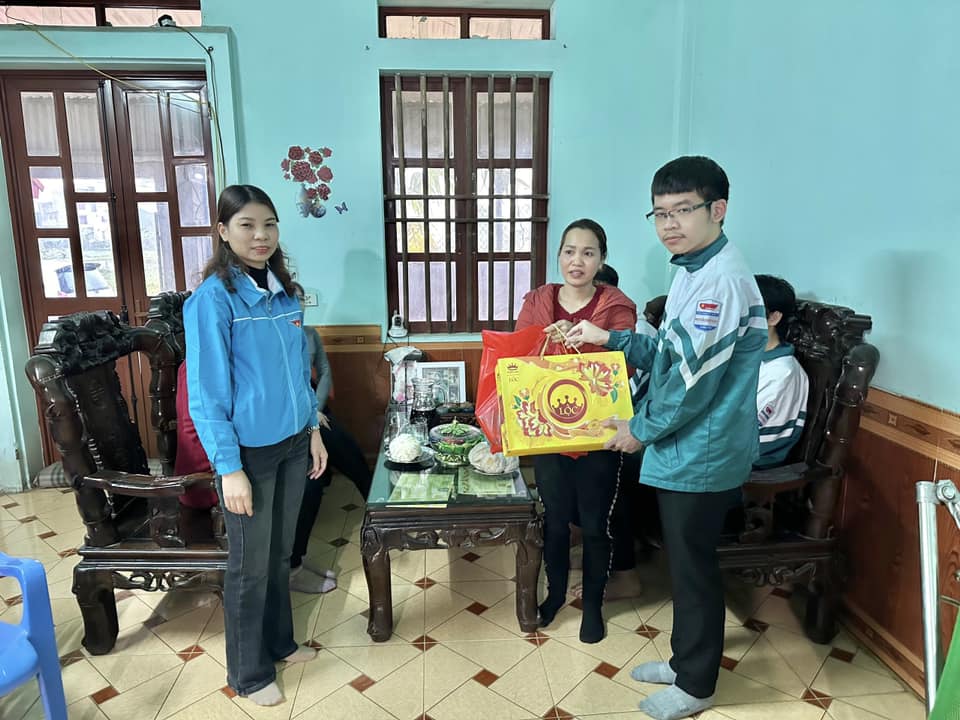 ĐOÀN TRƯỜNG, HỘI CHŨ THẬP ĐỎ, CLB NHÂN ÁI THPT NGUYỄN THIỆN THUẬT TẶNG QUÀ TẾT GIÁP THÌN CHO NĂM GIA ĐÌNH HỌC SINH CÓ HOÀN CẢNH KHÓ KHĂN
