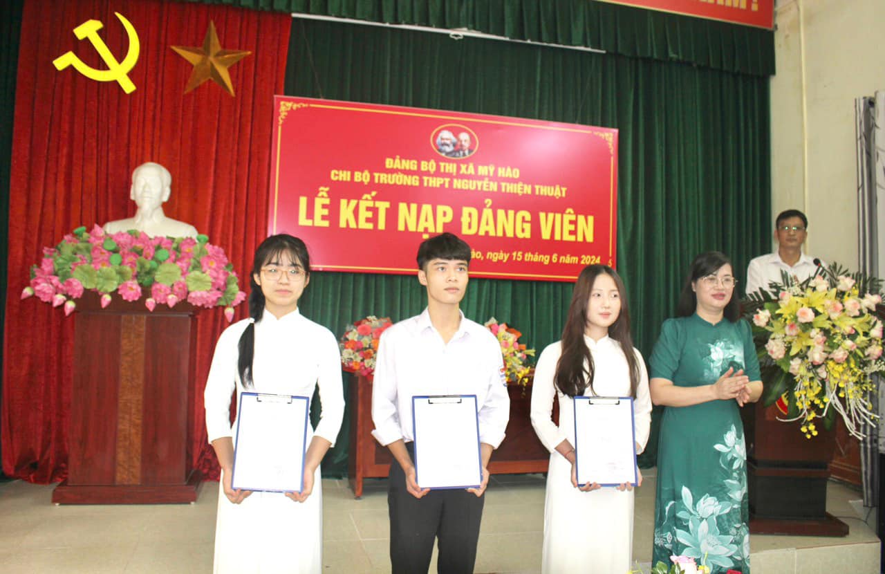 BA HỌC SINH ĐẦU TIÊN CỦA THỊ XÃ MỸ HÀO VINH DỰ ĐƯỢC KẾT NẠP ĐẢNG TRƯỚC KỲ THI TỐT NGHIỆP THPT QUỐC GIA 2024