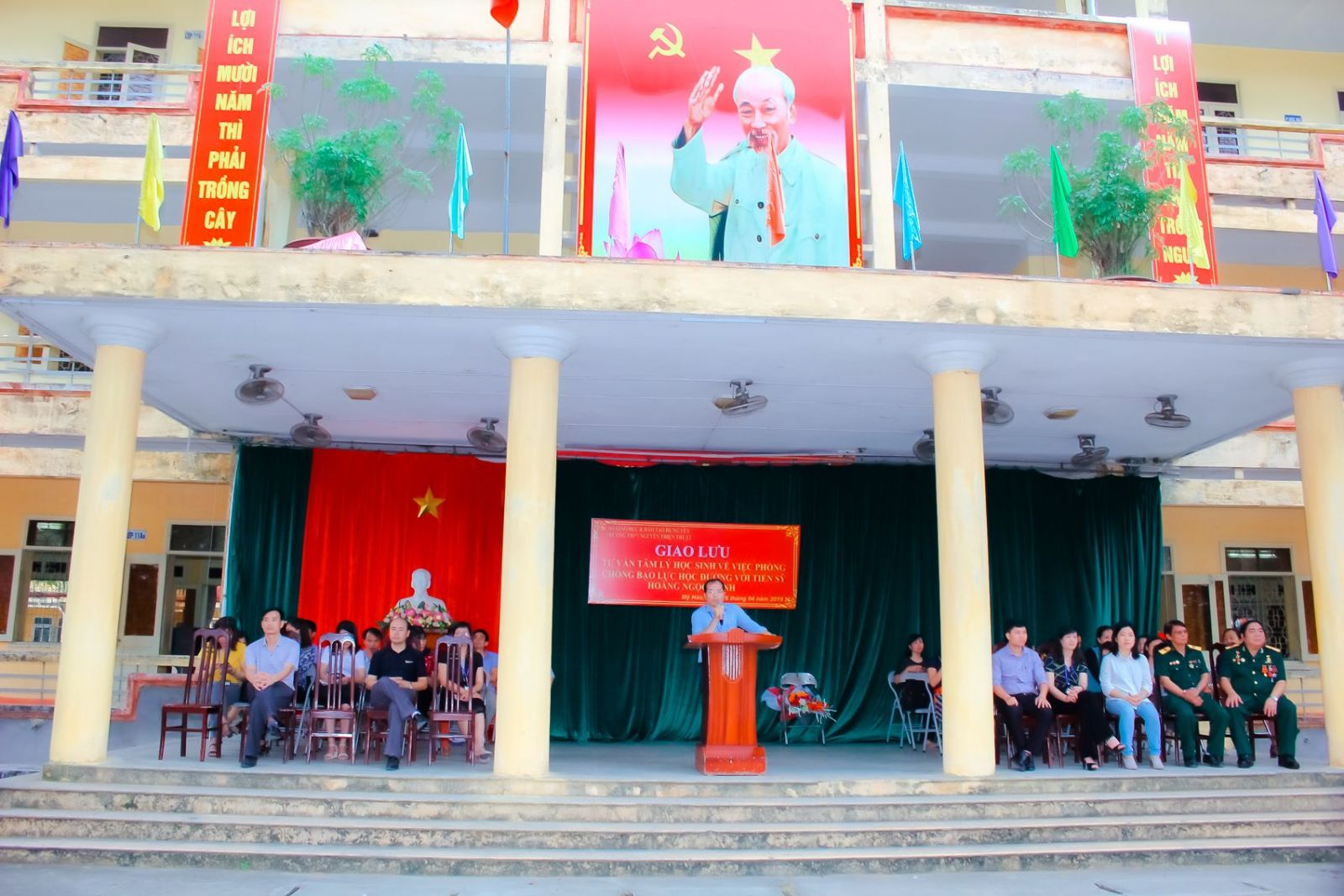 Giao lưu tư vấn tâm lí về việc phòng chống bạo lực học đường