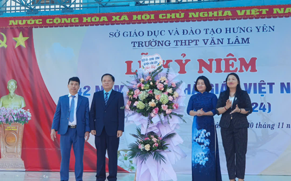 LỄ KỶ NIỆM 42 NĂM NGÀY NHÀ GIÁO VIỆT NAM TẠI TRƯỜNG THPT VĂN LÂM