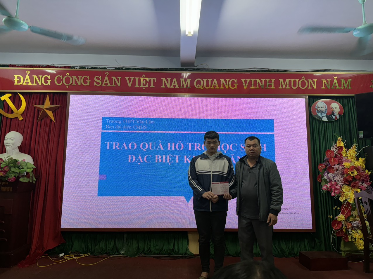 BAN ĐẠI DIỆN CHA MẸ HỌC SINH TRƯỜNG THPT VĂN LÂM TRAO QUÀ HỖ TRỢ HỌC SINH CÓ HOÀN CẢNH KHÓ KHĂN