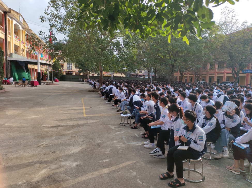 TRƯỜNG THPT TRƯNG VƯƠNG: TỔ CHỨC CHƯƠNG TRÌNH TƯ VẤN HƯỚNG NGHIỆP.