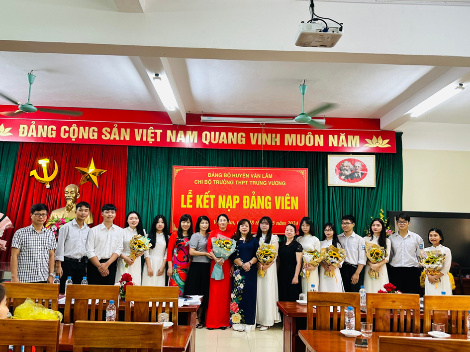LỄ KẾT NẠP ĐẢNG VIÊN  CHI BỘ TRƯỜNG THPT TRƯNG VƯƠNG NĂM 2024