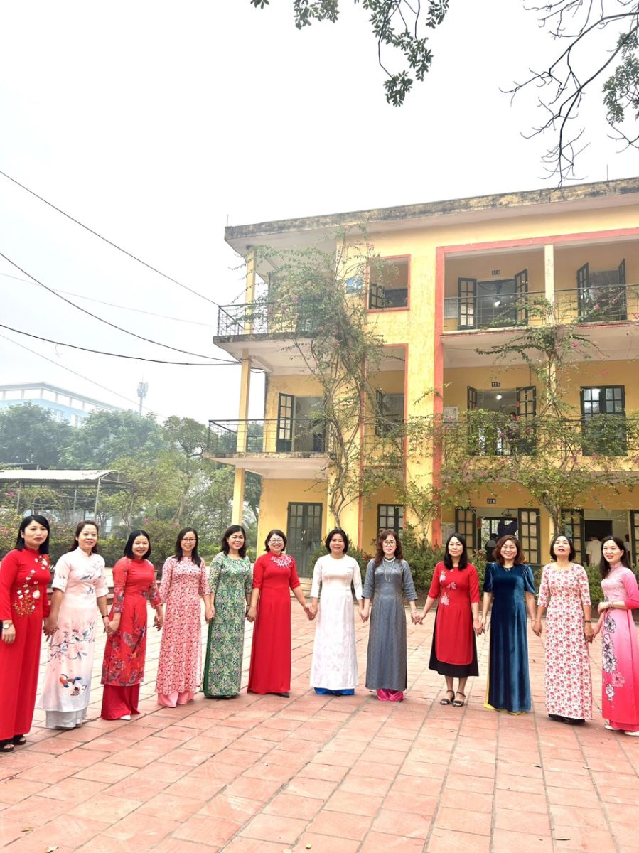 TRƯỜNG THPT VĂN GIANG HƯỞNG ỨNG “TUẦN LỄ ÁO DÀI”
