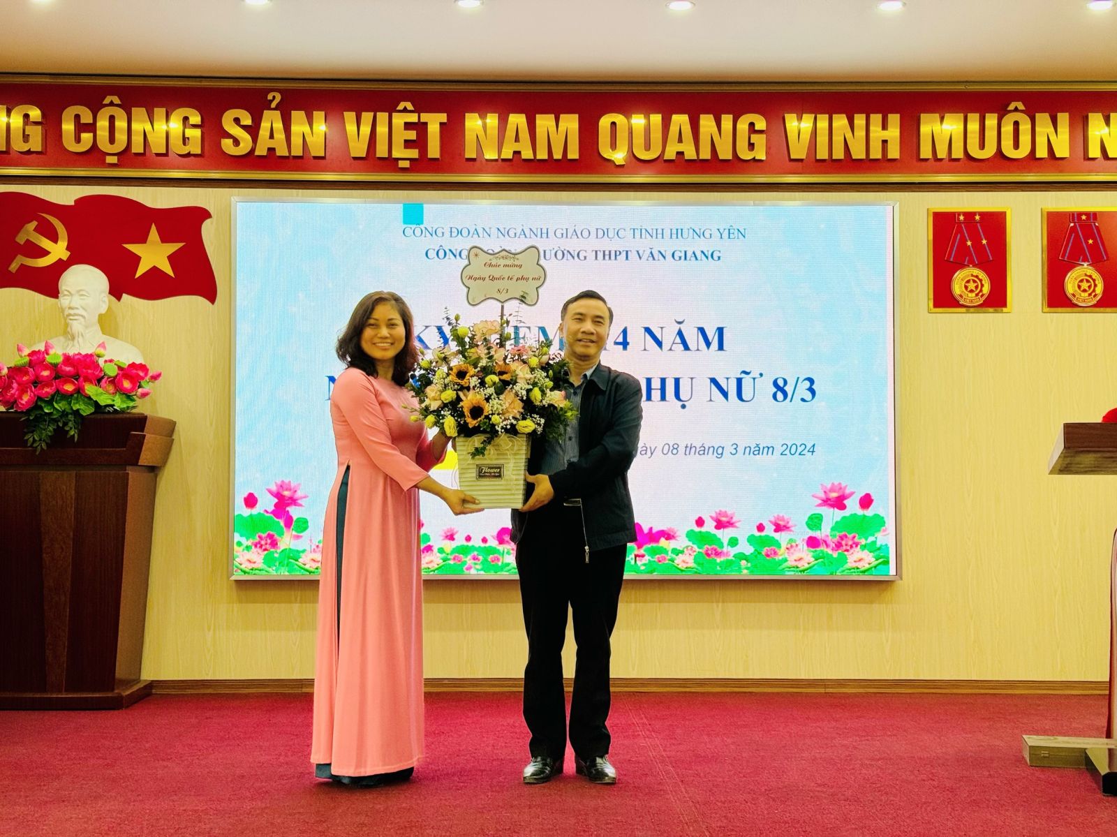 NHỮNG HOẠT ĐỘNG CHÀO MỪNG NGÀY QUỐC TẾ PHỤ NỮ   TẠI TRƯỜNG THPT VĂN GIANG