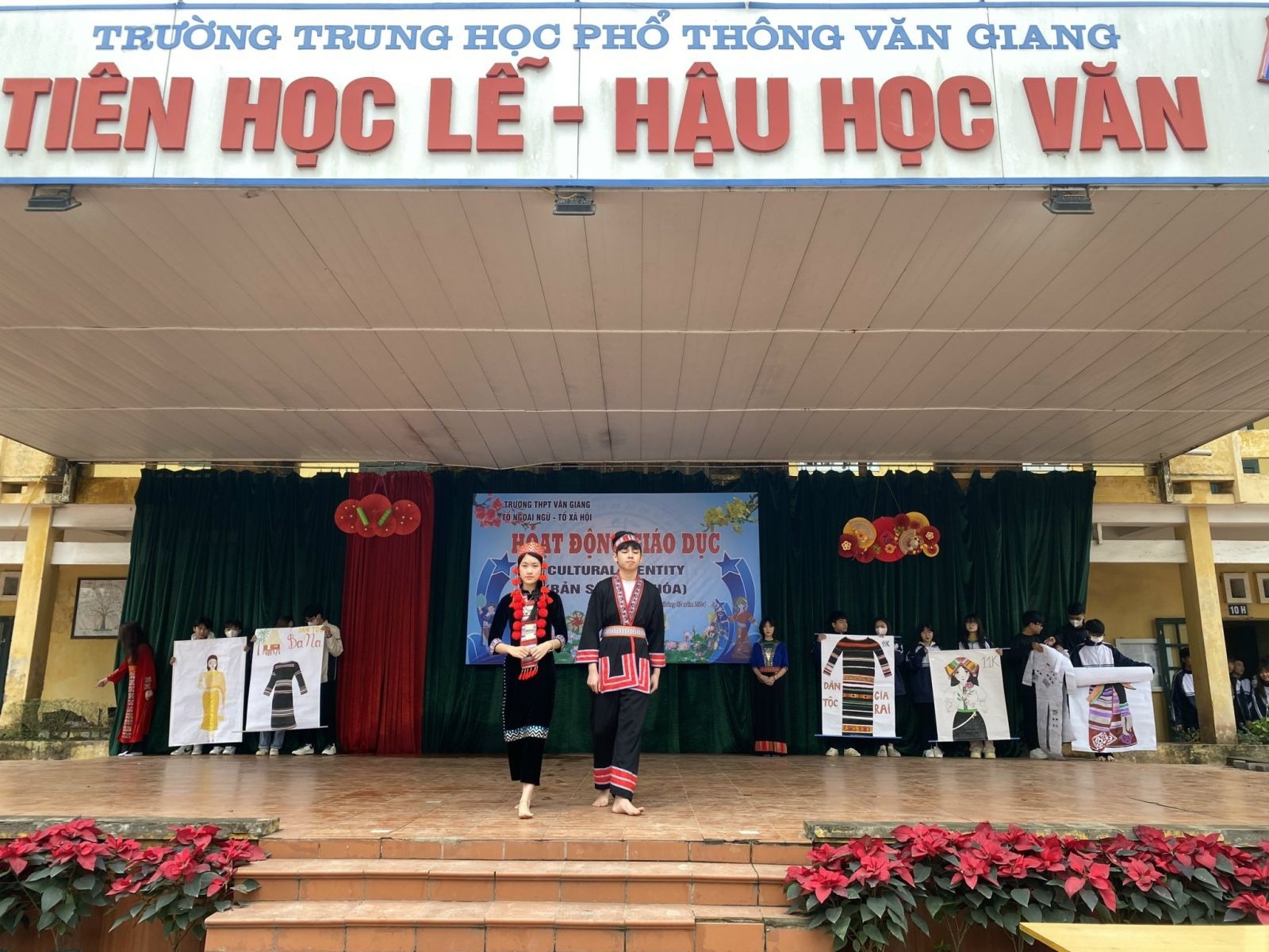 THPT VĂN GIANG GIỮ GÌN BẢN SẮC VĂN HÓA: THIẾT KẾ VÀ TRÌNH DIỄN TRANG PHỤC DÂN TỘC