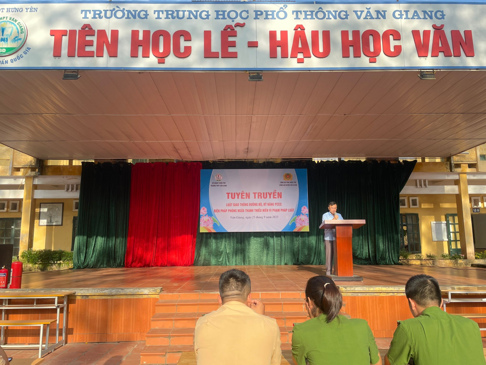 TRƯỜNG THPT VĂN GIANG PHỐI HỢP CÔNG AN HUYỆN TỔ CHỨC TUYÊN TRUYỀN