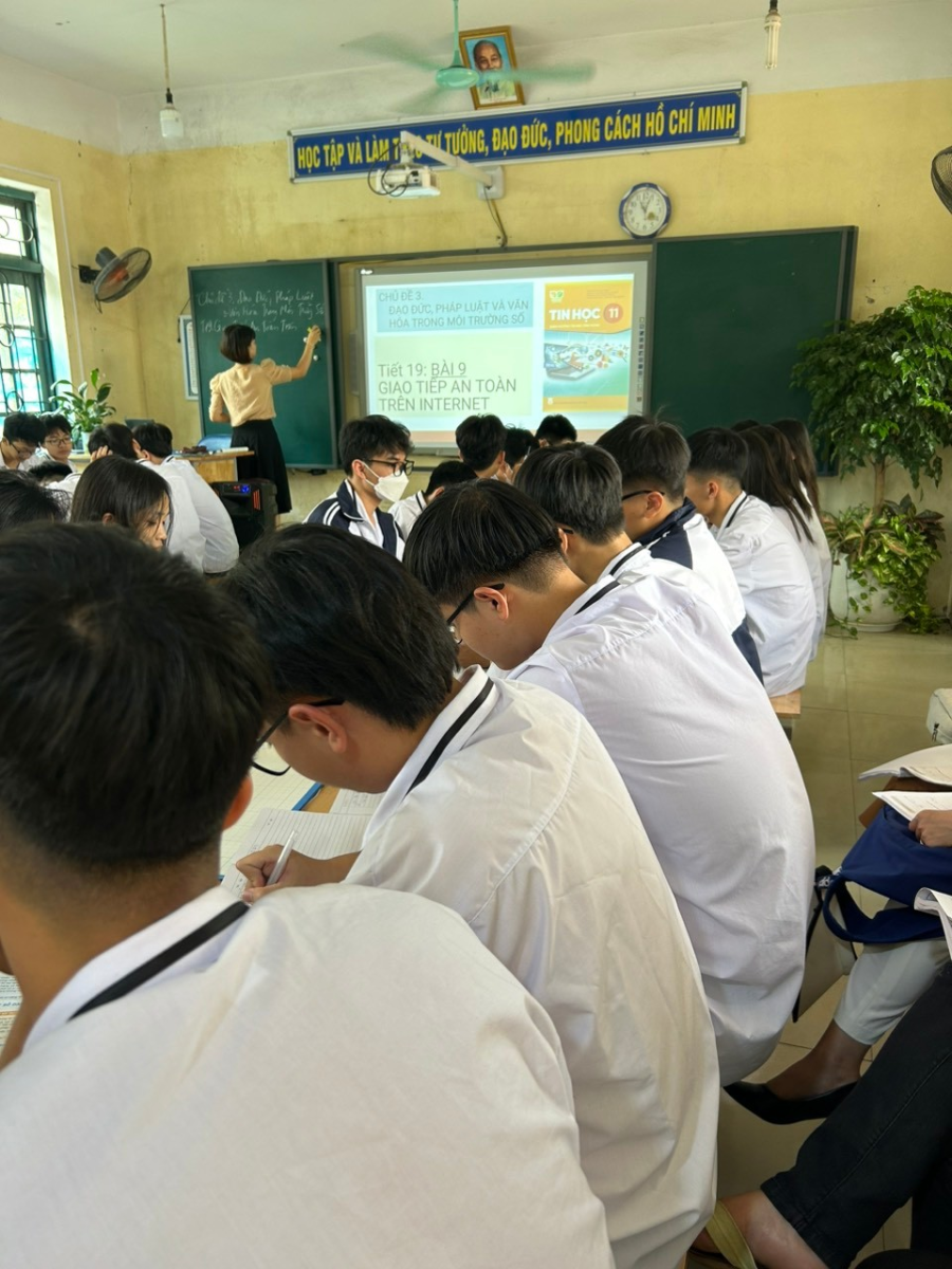 THPT VĂN GIANG: TIẾT THAO GIẢNG MÔN TIN HỌC CHÀO MỪNG NGÀY NGVN 20/11