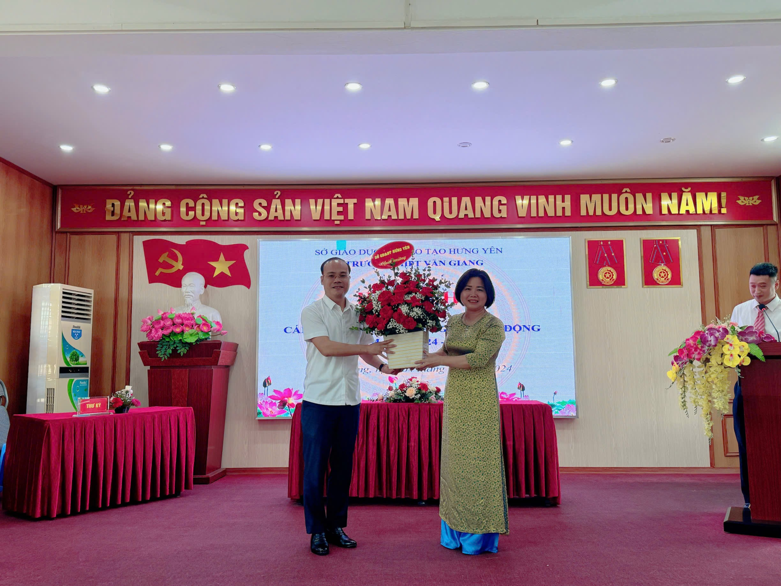 HỘI NGHỊ CÁN BỘ, VIÊN CHỨC VÀ NGƯỜI LAO ĐỘNG  TRƯỜNG THPT VĂN GIANG NĂM HỌC 2024 - 2025