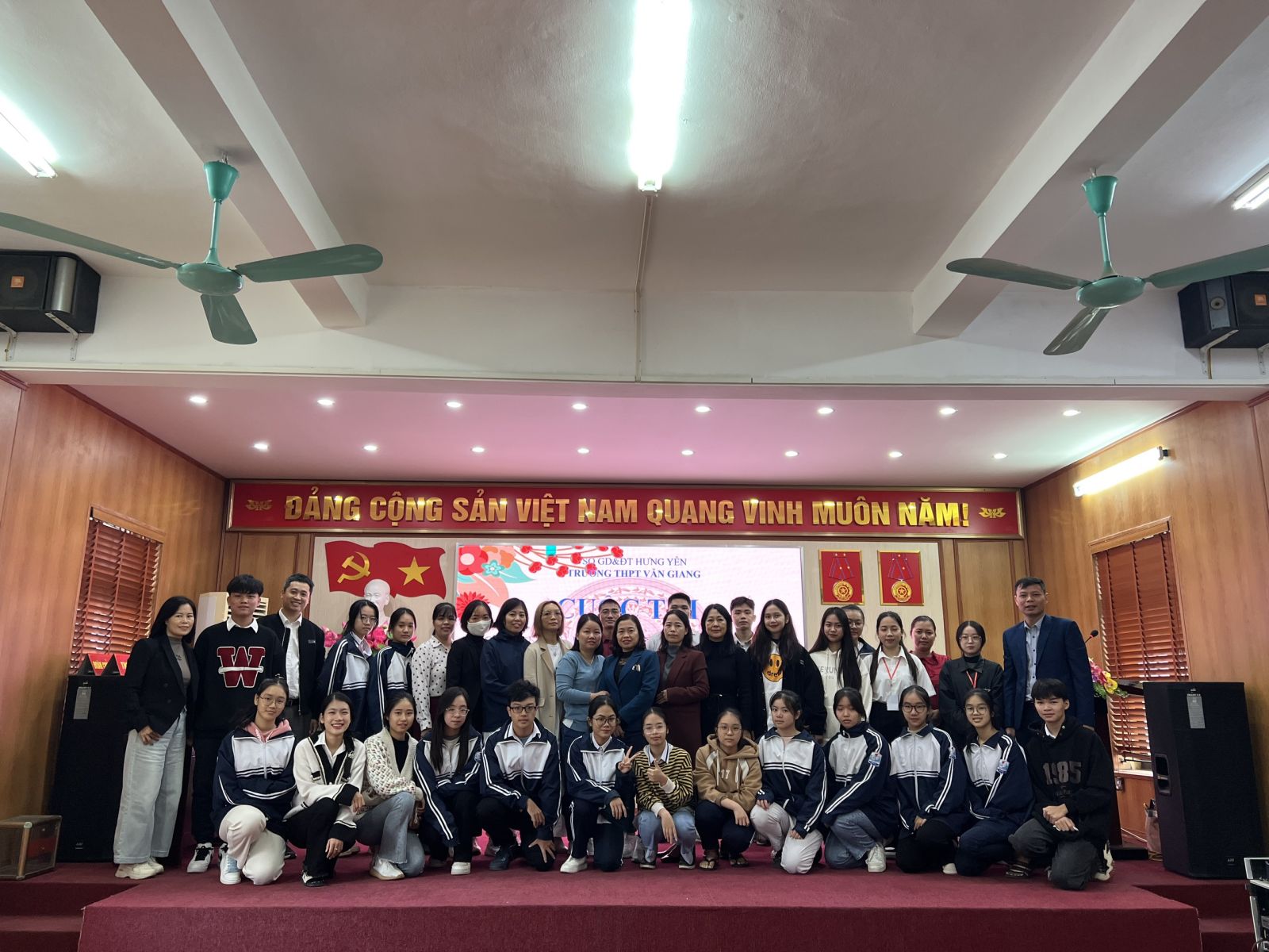 HỌC SINH TRƯỜNG THPT VĂN GIANG SÔI NỔI, TÍCH CỰC TRONG HỘI THI KHKT CẤP TRƯỜNG NĂM HỌC 2023-2024.