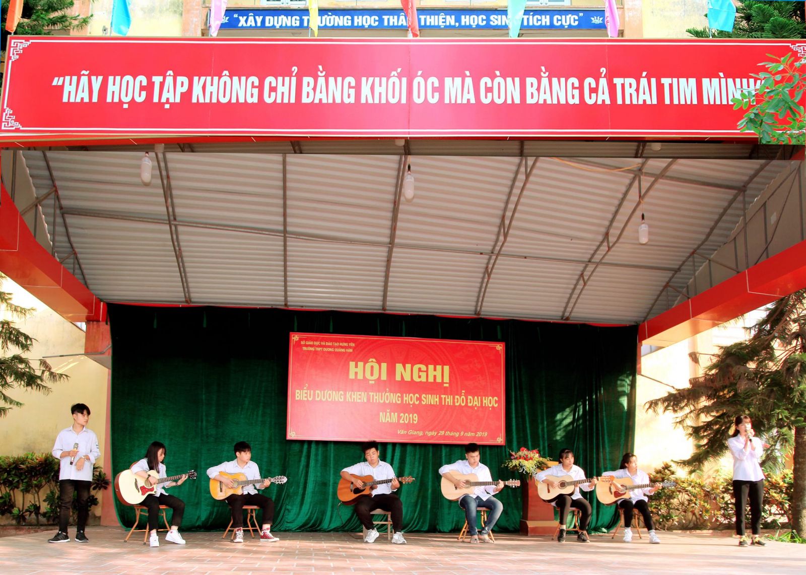 TRƯỜNG THPT DƯƠNG QUẢNG HÀM TỔ CHỨC HỘI NGHỊ  TUYÊN DƯƠNG KHEN THƯỞNG HỌC SINH ĐỖ ĐẠI HỌC NĂM 2019