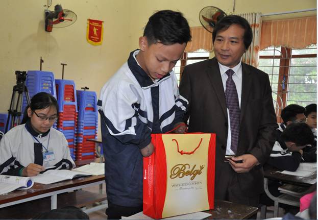 Lãnh đạo Sở GD&amp;ĐT và Công đoàn ngành thăm, tặng quà cán bộ giáo viên, học sinh có hoàn cảnh khó khăn, mắc bệnh hiểm nghèo nhân dịp tết Nguyên đán Đinh Dậu 2017.